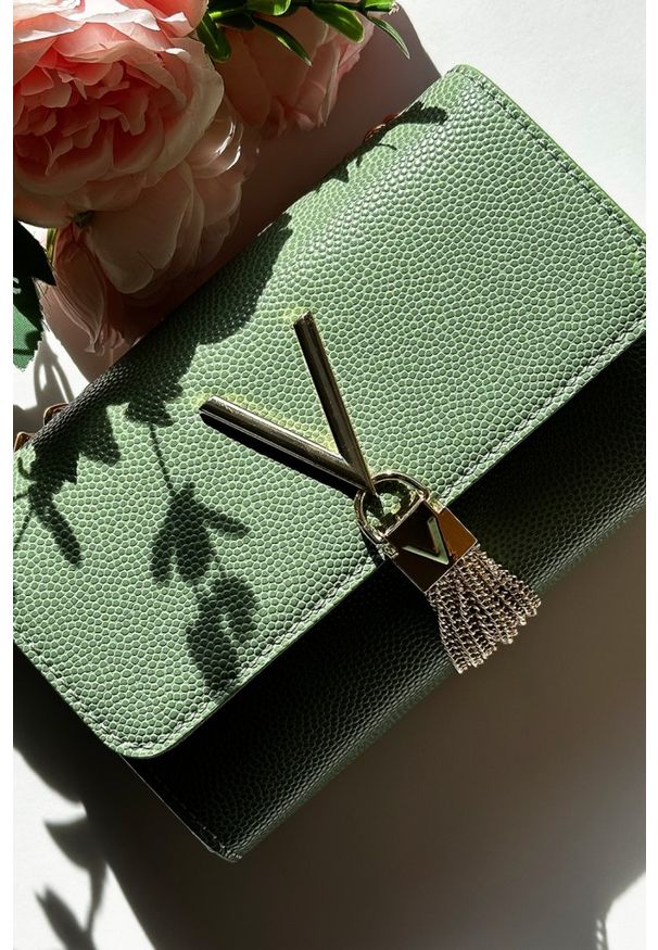 Valentino by Mario Valentino - VALENTINO Mała zielona kopertówka Divina Pochette. Kolor: zielony
