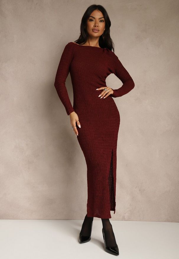 Renee - Bordowa Sukienka o Dopasowanym Kroju Ozdobiona Metaliczną Aplikacją Reittia. Okazja: na imprezę. Kolor: czerwony. Wzór: aplikacja. Sezon: wiosna