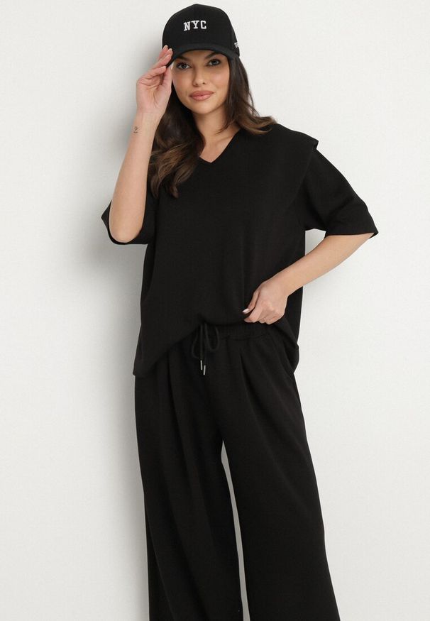 Born2be - Czarny Komplet z Wiskozą Szerokie Spodnie i Bluzka z Dekoltem w Serek Zeilora. Kolor: czarny. Materiał: wiskoza