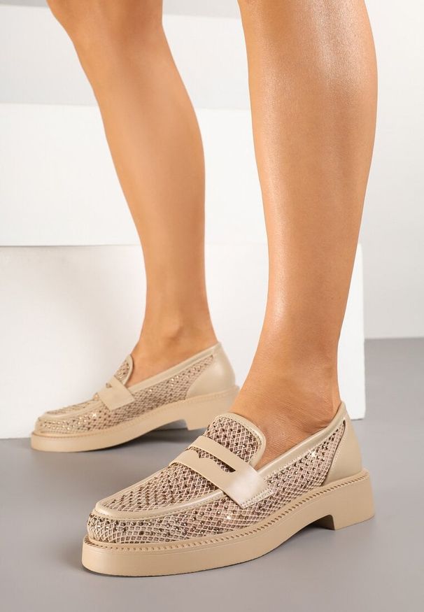 Born2be - Ciemnobeżowe Mokasyny z Ozdobną Siateczką Pokrytą Cyrkoniami Senarisea. Okazja: na co dzień. Nosek buta: okrągły. Kolor: beżowy. Materiał: jeans. Wzór: aplikacja. Obcas: na obcasie. Styl: klasyczny, casual, elegancki. Wysokość obcasa: niski