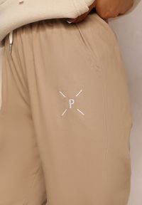 Renee - Beżowe Bawełniane Spodnie Dresowe Arnhilla. Kolor: beżowy. Materiał: dresówka, bawełna. Wzór: haft