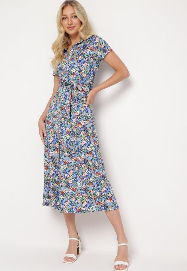 Born2be - Niebieska Koszulowa Sukienka z Krótkim Rękawem i Wiskozą na Guziki z Materiałowym Paskiem Dimiata. Typ kołnierza: kołnierzyk klasyczny. Kolor: niebieski. Materiał: materiał, wiskoza. Długość rękawa: krótki rękaw. Wzór: kwiaty. Typ sukienki: koszulowe. Styl: klasyczny