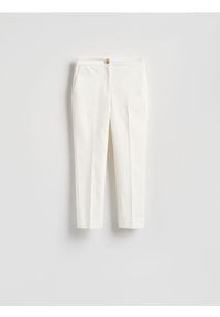 Reserved - Spodnie w kant z bawełną - biały. Kolor: biały. Materiał: bawełna