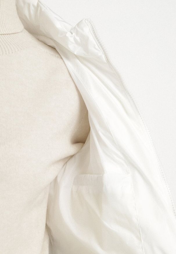 Born2be - Biała Kurtka Przejściowa z Kapturem i Ozdobnym Pikowaniem Cilvessa. Okazja: na co dzień, na spacer. Typ kołnierza: kaptur. Kolor: biały. Materiał: jeans, poliester. Styl: klasyczny, casual, elegancki