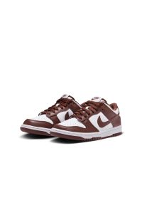 Nike Dunk Low Sneakersy damskie. Okazja: na co dzień, na spacer, na uczelnię. Kolor: czerwony. Materiał: guma, syntetyk, skóra. Szerokość cholewki: normalna. Sezon: lato. Sport: turystyka piesza #3