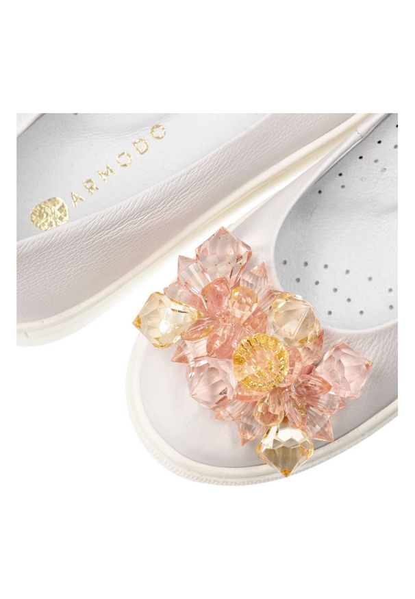 Białe Baleriny Armodo Skórzane Buty Damskie. Okazja: na randkę, do pracy, na co dzień, na spacer. Zapięcie: bez zapięcia. Kolor: biały. Materiał: skóra. Szerokość cholewki: normalna. Styl: elegancki, casual