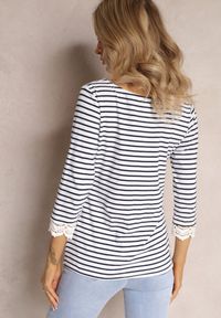 Renee - Biała Bluzka w Paski z Koronką na Rękawach z Elastycznej Bawełny Palmime. Kolor: biały. Materiał: bawełna, koronka. Wzór: paski, koronka #5