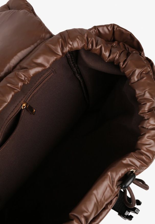 Renee - Brązowy Plecak z Klapą i Ściągaczem Zdobiony Pikowaniem 3D Revitta. Kolor: brązowy. Materiał: dzianina, jeans. Wzór: aplikacja. Styl: casual