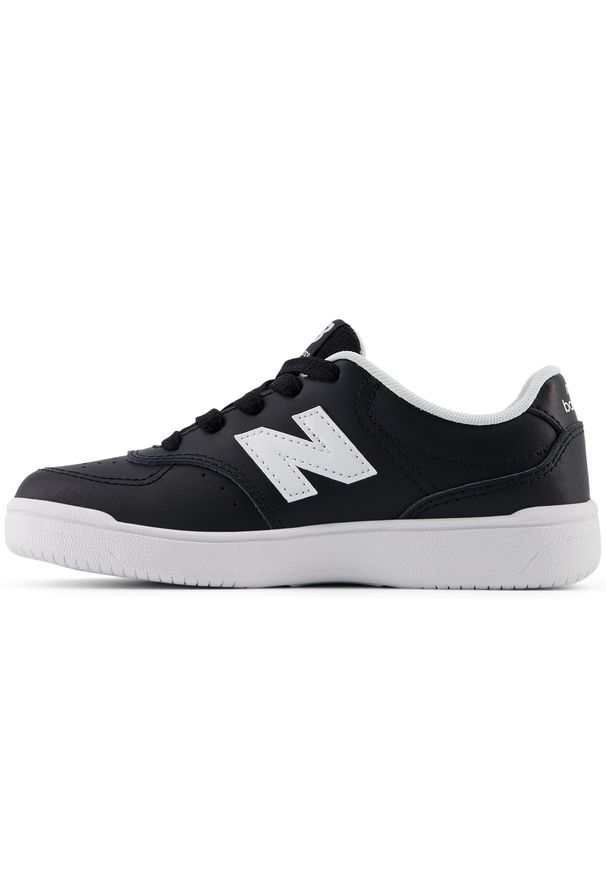 Buty dziecięce New Balance PSB80BW – czarne. Okazja: na uczelnię, na co dzień. Kolor: czarny. Materiał: materiał, syntetyk. Szerokość cholewki: normalna. Sport: turystyka piesza