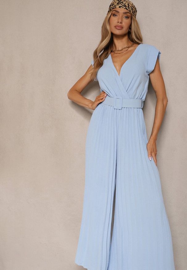Renee - Jasnoniebieski Kopertowy Kombinezon Wide Leg Zdobiony Plisami i Paskiem z Klamrą Salirella. Okazja: na co dzień. Kolor: niebieski. Wzór: aplikacja. Styl: elegancki, casual