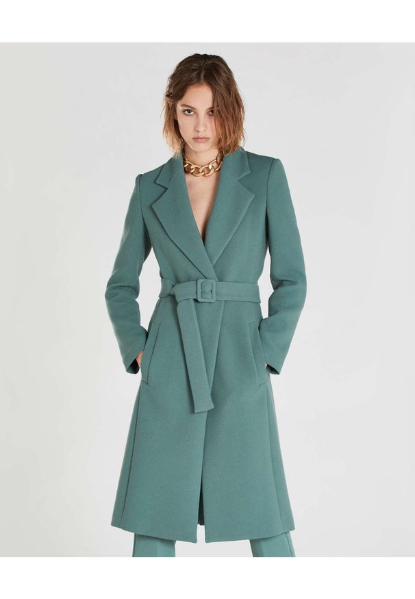 Patrizia Pepe - PATRIZIA PEPE - Zielony płaszcz Essential z pasem. Kolor: zielony. Długość rękawa: długi rękaw. Długość: długie. Wzór: haft