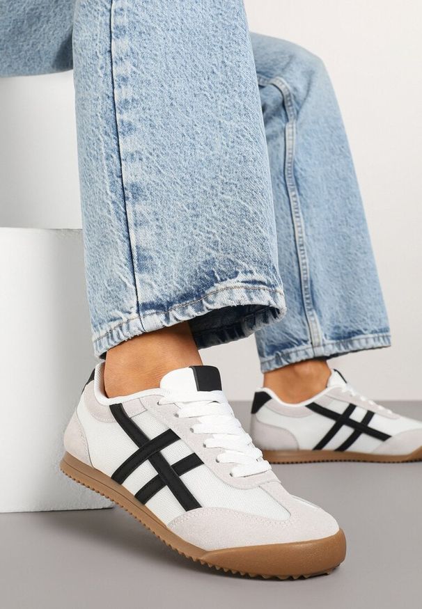 Born2be - Biało-Czarne Sneakersy w Stylu Kultowych Tenisówek Ilissena. Okazja: na co dzień. Kolor: biały. Szerokość cholewki: normalna. Obcas: na płaskiej podeszwie