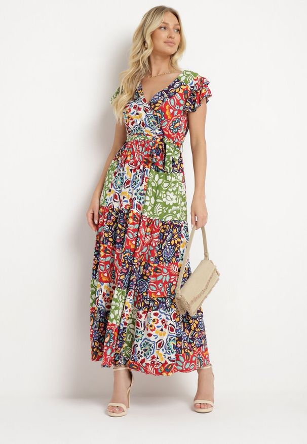 Born2be - Czerwono-Zielona Wiskozowa Sukienka z Gumką w Pasie i Materiałowym Paskiem w Talii Dimollia. Typ kołnierza: dekolt w kształcie V. Kolor: czerwony. Materiał: wiskoza, materiał. Długość rękawa: krótki rękaw. Wzór: aplikacja. Sezon: lato. Styl: klasyczny, elegancki