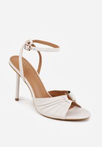Renee - Białe Sandały VICES na Szpilce Zdobione Marszczeniem i Aplikacją Synalirea. Zapięcie: pasek. Kolor: biały. Wzór: aplikacja. Obcas: na szpilce. Styl: klasyczny, elegancki #7