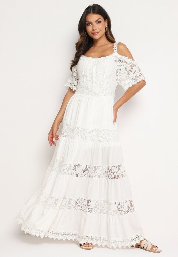 Born2be - Biała Rozkloszowana Wiskozowa Sukienka na Ramiączkach z Koronką Lerika. Okazja: na co dzień. Kolor: biały. Materiał: wiskoza, koronka. Długość rękawa: na ramiączkach. Wzór: koronka. Typ sukienki: rozkloszowane. Styl: casual, elegancki