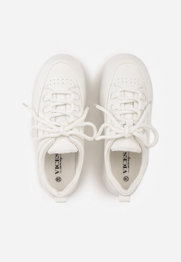 Born2be - Białe Sneakersy VICES na Grubej Podeszwie z Tłoczeniami Azirara. Okazja: na co dzień, na spotkanie biznesowe, do pracy. Kolor: biały. Materiał: jeans. Sport: golf