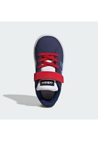 Adidas - Buty adidas Disney Snow White Grand Court 2.0 dla dzieci. Kolor: czerwony, wielokolorowy, niebieski. Wzór: motyw z bajki
