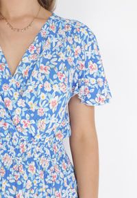 Born2be - Niebieska Wiskozowa Sukienka Z Kopertowym Dekoltem i Gumkami w Pasie Seldel. Kolor: niebieski. Materiał: wiskoza. Wzór: nadruk, aplikacja. Typ sukienki: kopertowe #2