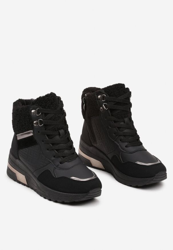 Born2be - Czarne Sneakersy na Koturnie Zdobione Metalicznymi Wstawkami i Futerkiem Omedia. Okazja: na co dzień, na spotkanie biznesowe. Zapięcie: sznurówki. Kolor: czarny. Materiał: futro. Wzór: aplikacja. Obcas: na koturnie