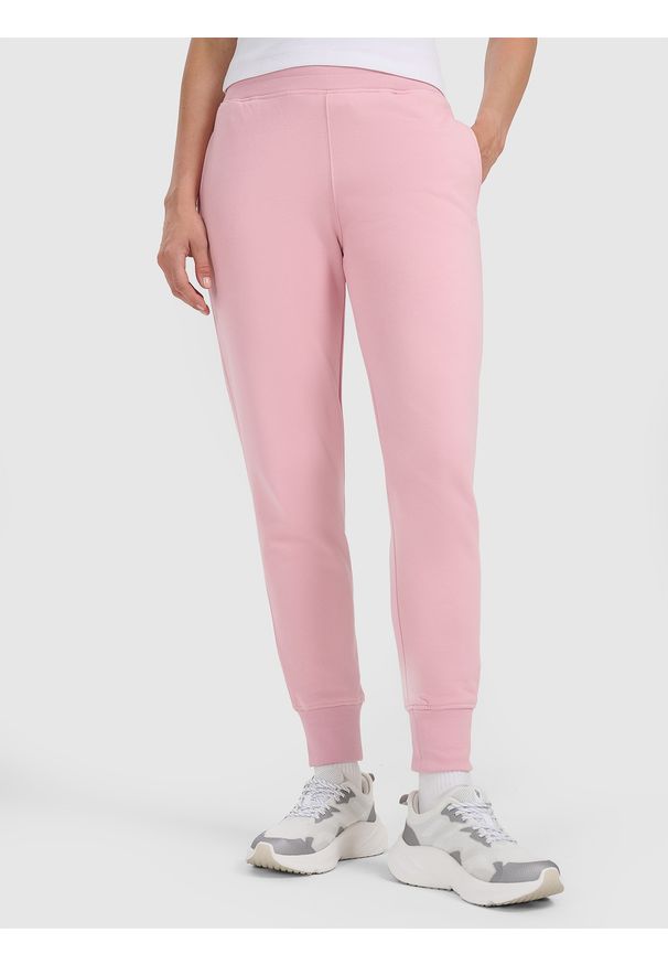 4f - 4F Spodnie dresowe joggery damskie - różowe S. Kolor: różowy. Materiał: dresówka. Wzór: gładki, ze splotem