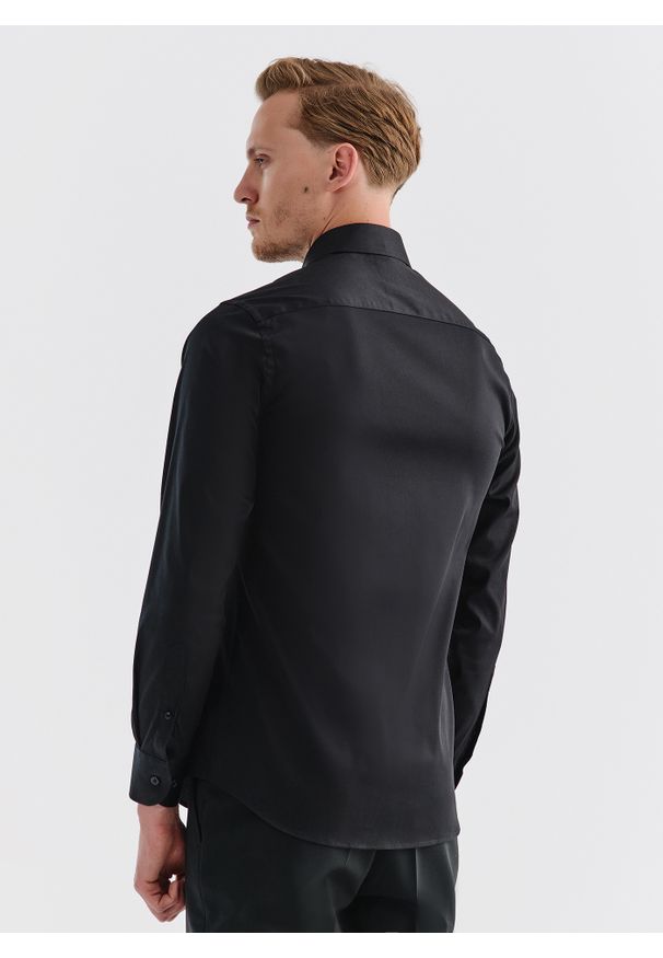 Pako Lorente - PAKO LORENTE – Koszula męska P000B-1X-002-C-S. Typ kołnierza: kołnierzyk klasyczny. Materiał: bawełna, elastan. Długość rękawa: długi rękaw. Długość: długie. Wzór: gładki. Styl: klasyczny, elegancki