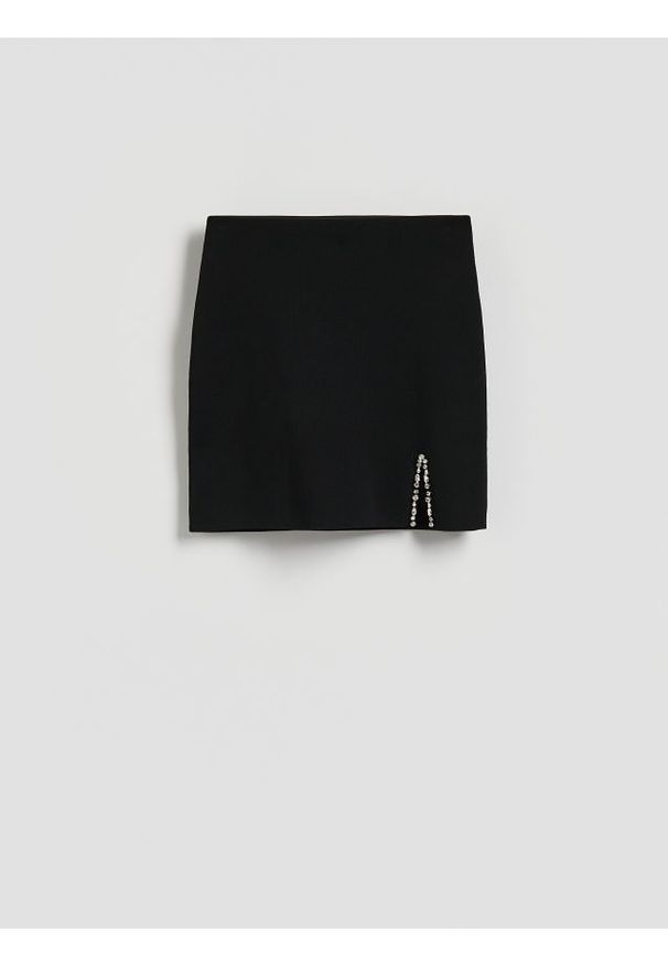 Reserved - Spódnica mini z rozcięciem - czarny. Kolor: czarny. Materiał: wiskoza, dzianina