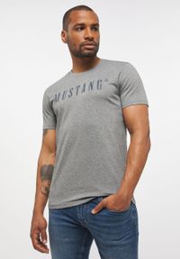 Mustang - MUSTANG Style Alex C LOGO Tee MĘSKI T-SHIRT KOSZULKA Mid Grey Melange 1013221 4140