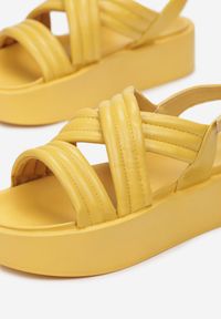 Born2be - Żółte Sandały Salariko. Nosek buta: okrągły. Zapięcie: pasek. Kolor: żółty. Wzór: paski. Obcas: na platformie