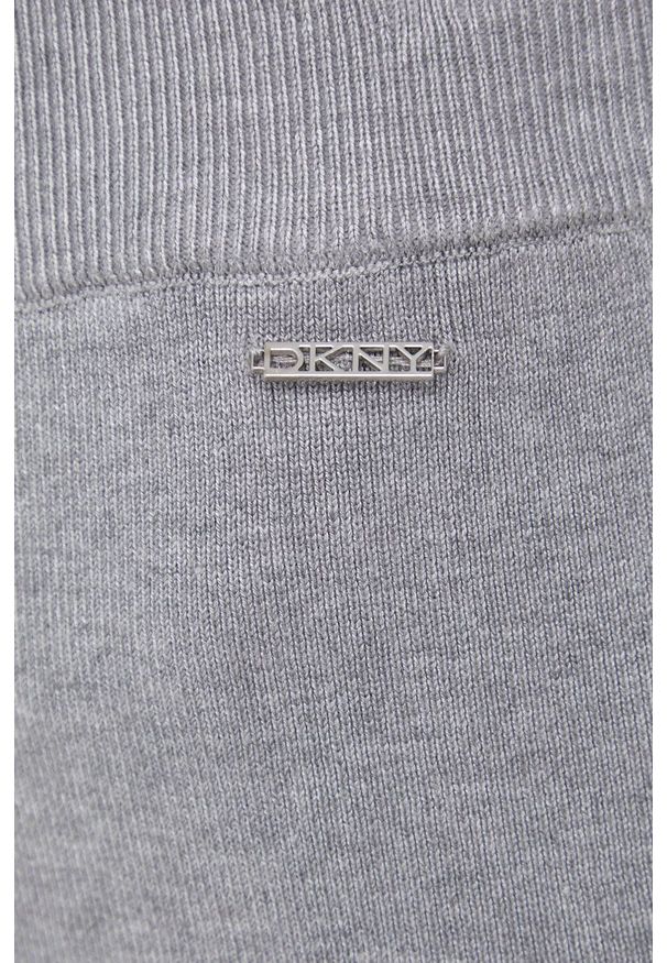 DKNY - Dkny Spódnica kolor szary midi prosta. Okazja: na co dzień. Kolor: szary. Materiał: dzianina. Wzór: gładki. Styl: casual