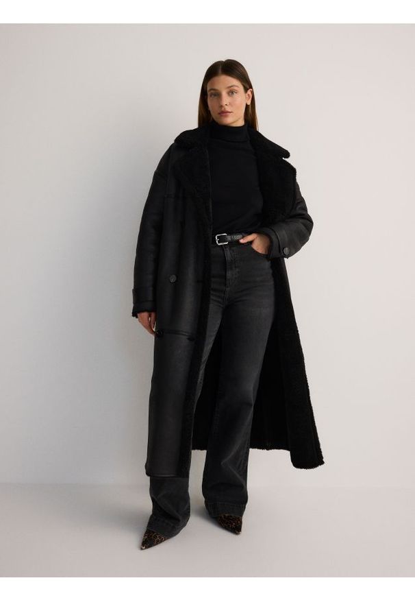 Reserved - Golf z wiskozą - czarny. Typ kołnierza: golf. Kolor: czarny. Materiał: wiskoza