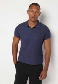 Born2be - Granatowy T-shirt Polo z Bawełną Fodelira. Okazja: na co dzień. Typ kołnierza: polo. Kolor: niebieski. Materiał: bawełna. Styl: klasyczny, elegancki, casual