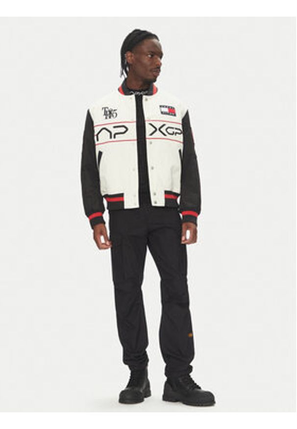 TOMMY HILFIGER - Tommy Hilfiger Kurtka bomber F1 Movie MW0MW41367 Écru Regular Fit. Materiał: syntetyk