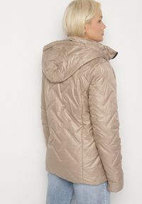 Born2be - Beżowa Pikowana Kurtka z Kapturem i Podszewką w Panterkę Felandre. Okazja: na co dzień, na spacer. Typ kołnierza: kaptur. Kolekcja: plus size. Kolor: beżowy. Materiał: jeans. Wzór: motyw zwierzęcy. Styl: klasyczny, casual #7