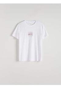 Reserved - T-shirt regular z nadrukiem - biały. Kolor: biały. Materiał: bawełna, dzianina. Wzór: nadruk #1