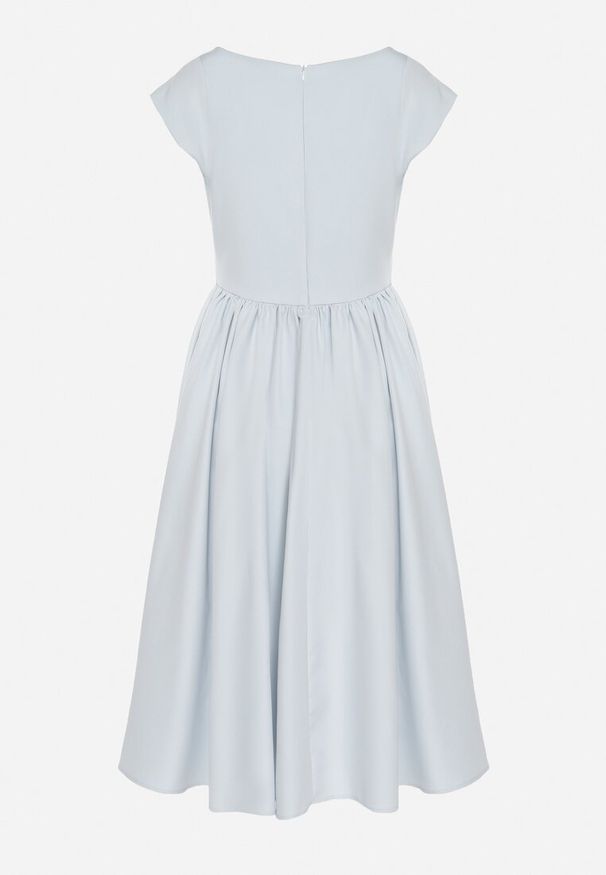 Born2be - Niebieska Rozkloszowana Sukienka Vices z Dekoltem Typu Łódka Milasena. Okazja: na co dzień. Kolor: niebieski. Materiał: jeans. Wzór: aplikacja. Typ sukienki: rozkloszowane. Styl: casual