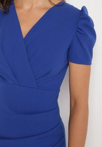 Born2be - Niebieska Dopasowana Sukienka z Kopertowym Dekoltem Hallimea. Okazja: na imprezę. Typ kołnierza: dekolt kopertowy. Kolor: niebieski. Wzór: aplikacja. Typ sukienki: kopertowe. Styl: klasyczny, elegancki #5