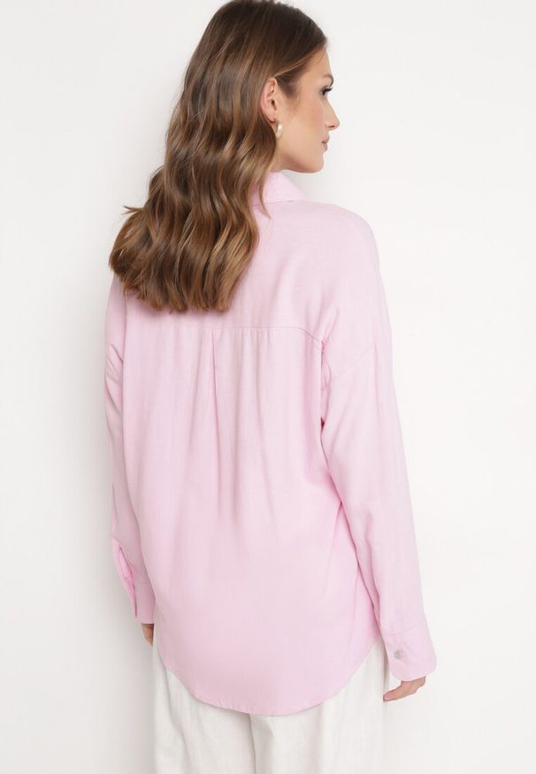 Born2be - Różowa Koszula z Lnu i Wiskozy o Klasycznym Fasonie Calypia. Okazja: na co dzień. Typ kołnierza: kołnierzyk klasyczny. Kolor: różowy. Materiał: len, wiskoza. Długość rękawa: długi rękaw. Długość: długie. Styl: klasyczny