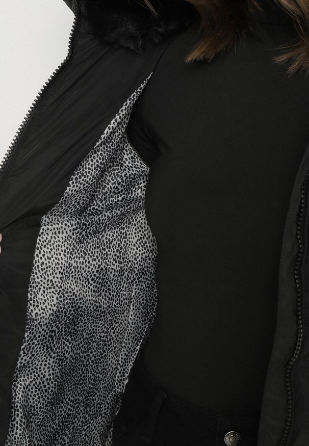 Born2be - Czarna Taliowana Kurtka z Pikowanymi Przeszyciami i Kapturem z Futerkiem Olennea. Okazja: do pracy, na co dzień, na spotkanie biznesowe. Kolor: czarny. Materiał: futro. Styl: casual, klasyczny, biznesowy