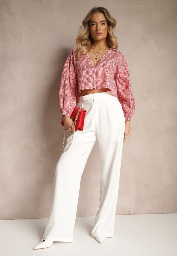 Renee - Czerwona Koszula z Lekkimi Bufkami i Haftami z Dodatkiem Bawełny w Kratę Alitea. Okazja: na co dzień. Typ kołnierza: kołnierzyk klasyczny, dekolt w kształcie V. Kolor: czerwony. Materiał: bawełna. Długość: krótkie. Wzór: haft. Styl: casual, klasyczny