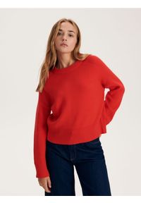 Reserved - Gładki sweter - czerwony. Kolor: czerwony. Materiał: dzianina, wiskoza. Wzór: gładki