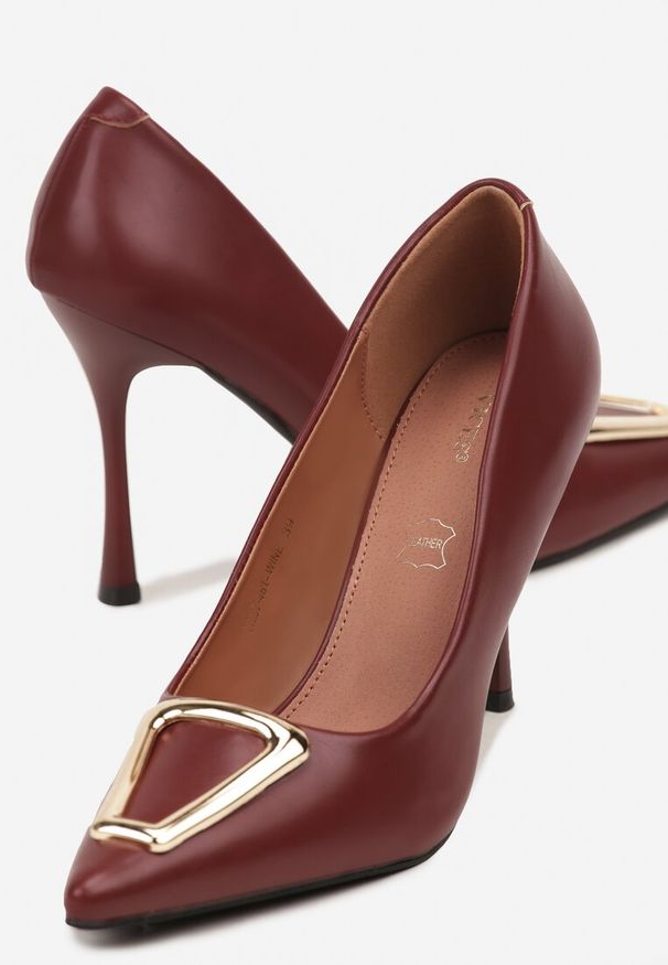 Renee - Bordowe Szpilki Vices z Wkładką ze Skóry Naturalnej Ozdobione Klamrą Miava. Okazja: do pracy, na spotkanie biznesowe. Zapięcie: klamry. Kolor: czerwony. Materiał: skóra. Wzór: aplikacja. Obcas: na szpilce. Styl: biznesowy, elegancki