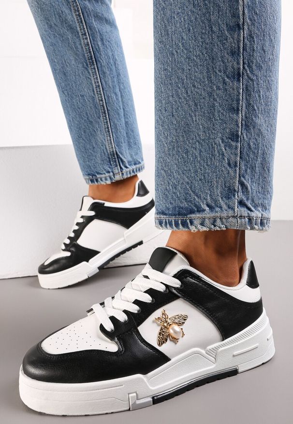 Renee - Czarne Sneakersy z Broszką z Perłą w Kształcie Owada Zuriana. Kolor: czarny