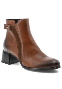 Brązowe Botki Armodo Klasyczne Eleganckie Obuwie Damskie. Okazja: na co dzień. Zapięcie: pasek. Kolor: brązowy. Szerokość cholewki: normalna. Wzór: gładki. Materiał: materiał. Sezon: zima, jesień. Obcas: na obcasie. Styl: klasyczny, elegancki. Wysokość obcasa: średni #1