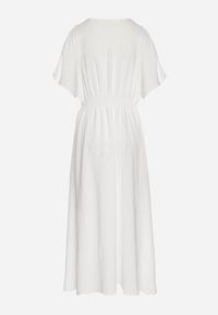 Born2be - Biała Rozkloszowana Sukienka z Gumką w Talii i Dekoltem w Serek Iffara. Okazja: do pracy, na co dzień, na spotkanie biznesowe. Typ kołnierza: dekolt w serek. Kolor: biały. Styl: casual, biznesowy #3