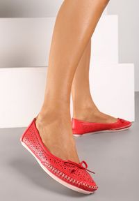 Born2be - Czerwone Balerinki Genomics. Nosek buta: czworokąt. Kolor: czerwony. Szerokość cholewki: normalna. Wzór: ażurowy, gładki. Obcas: na płaskiej podeszwie. Styl: klasyczny #2
