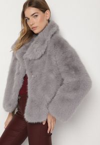 Born2be - Szara Jednorzędowa Kurtka Futerko z Szerokim Kołnierzem Conellia. Okazja: na co dzień. Kolor: szary. Materiał: futro. Styl: casual, elegancki #1
