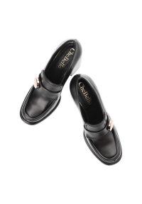 Czarne Półbuty CheBello Wygodne Skórzane Buty. Okazja: na randkę, na spotkanie biznesowe. Zapięcie: klamry. Kolor: czarny. Materiał: skóra. Obcas: na obcasie. Styl: klasyczny, elegancki, biznesowy. Wysokość obcasa: niski #2