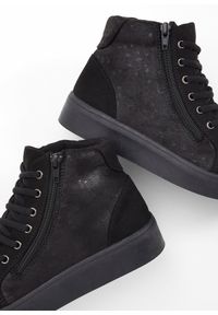 bonprix - Wysokie sneakersy ze wzorem w kwiaty. Okazja: na co dzień. Zapięcie: zamek. Kolor: czarny. Wzór: kwiaty. Obcas: na platformie. Styl: casual #3