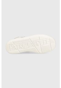 Patrizia Pepe sneakersy skórzane dziecięce kolor beżowy. Nosek buta: okrągły. Zapięcie: rzepy. Kolor: beżowy. Materiał: skóra. Obcas: na platformie #5