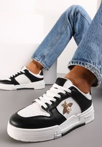 Renee - Czarne Sneakersy z Broszką z Perłą w Kształcie Owada Zuriana. Kolor: czarny